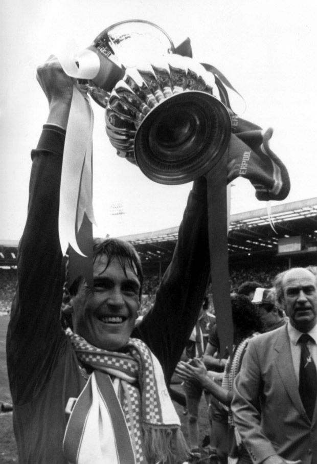 Năm 1986. Kenny Dalglish là cầu thủ kiêm HLV đã giành FA Cup sau khi thắng Everton ở Wembley và hoàn tất cú đúp vô địch Anh - FA Cup.